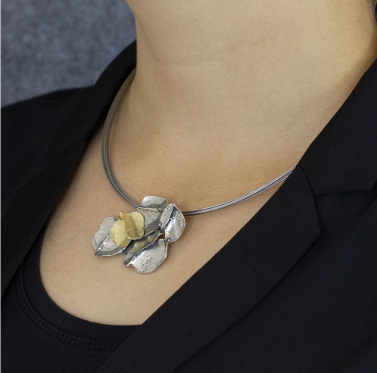 Hanger gemaakt van 925 geoxideerd sterling zilver en zilver verguld, bestaande uit verschillende gestapelde stukjes.